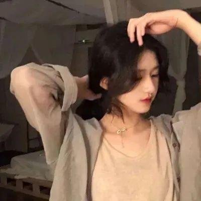 泳池里的女人